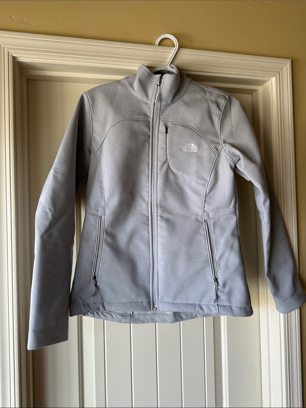 The Northface Women’s Apex Bionic zip front jacket, Size S